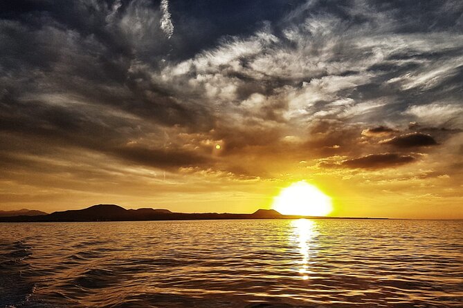 2hrs Dolphins Sunset Sailing Cruise With Drink - What the ride feels like after sunset