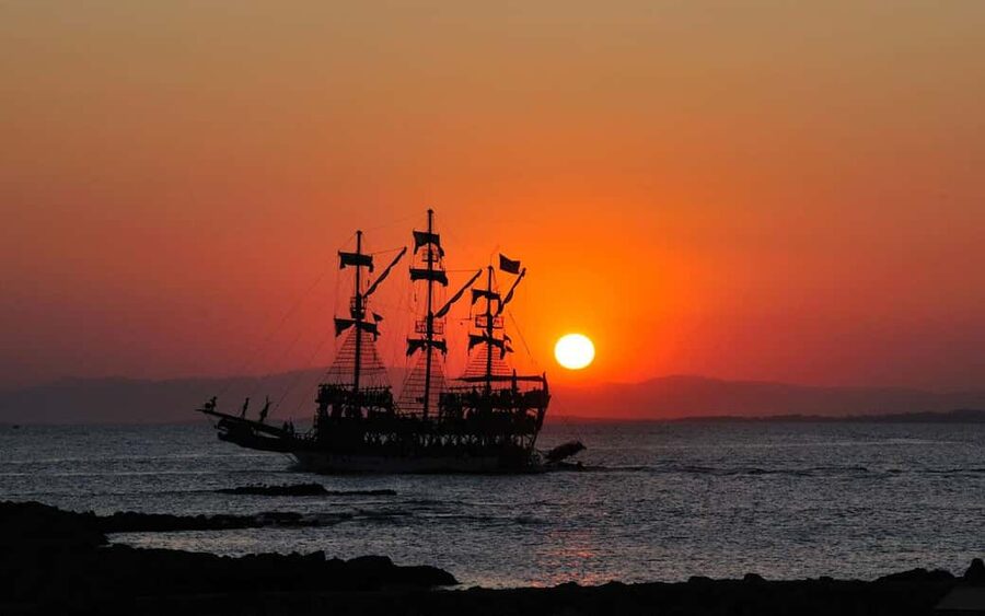 Ancient City or Dolphin observatıon cruise in Side w/Lunch - Boarding the double-deck boat