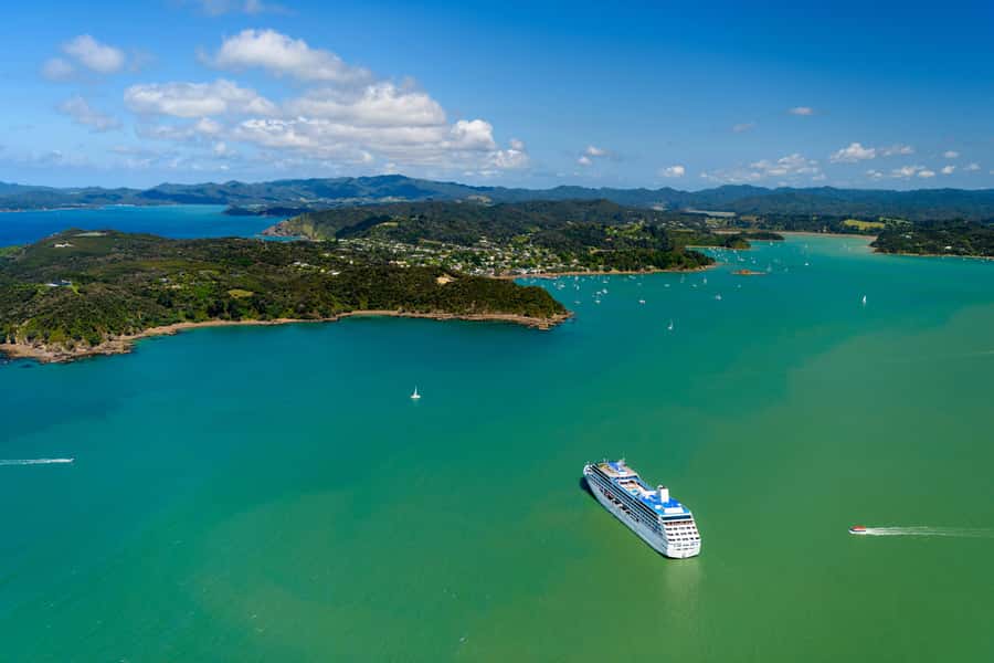 Auckland: Bay of Islands Day Tour with Dolphin Cruise - Paihia and the three-hour Bay of Islands cruise
