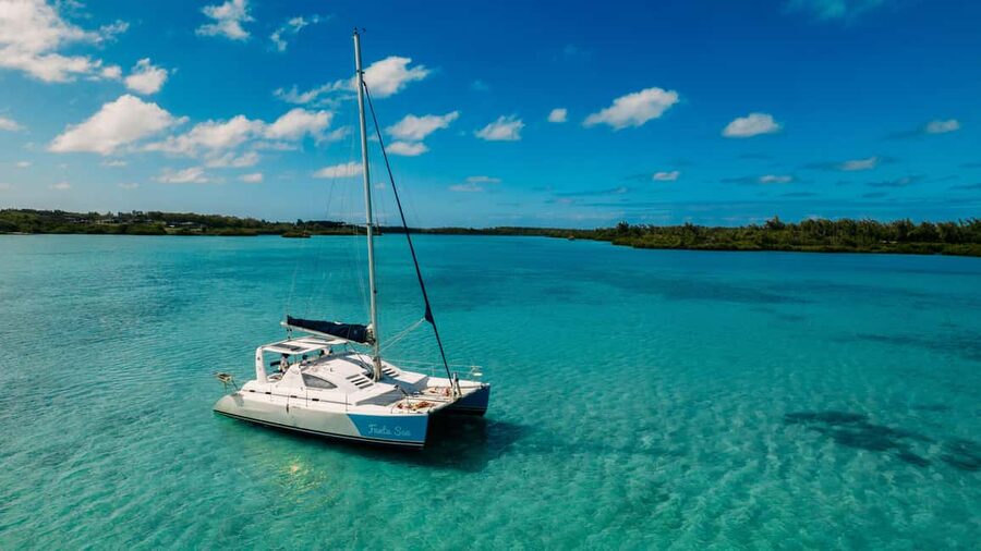 Catamaran Cruise to île aux Cerfs w Dolphins watch & Lunch - Setting out from the Mauritian coast