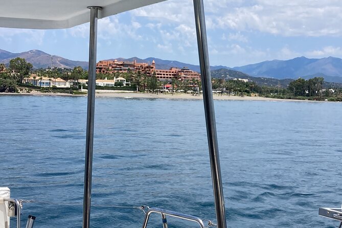 Dolphin trips on a catamaran - The dolphin search: wonderful when nature cooperates