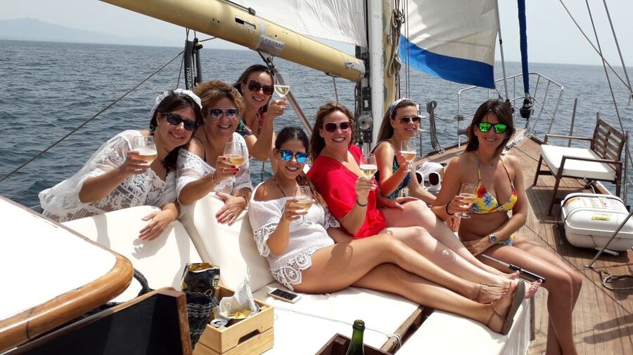 Estepona: Dolphin Watching Sailboat Cruise with Drink - Sailing the bay aboard the Intrépido