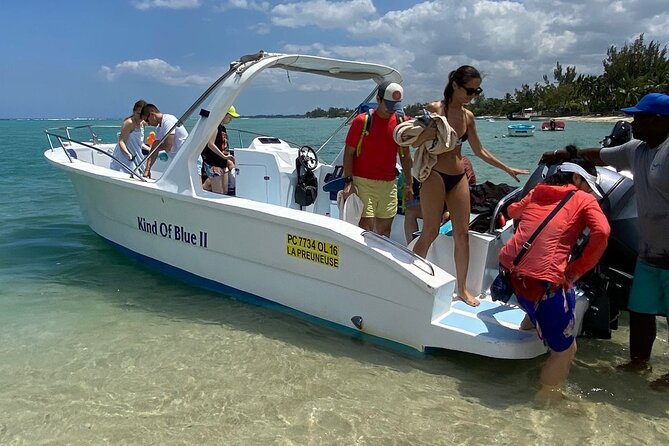 Exciting Dolphin encounters in the Maurtius's lagoon - The assistant skipper makes a difference in the water