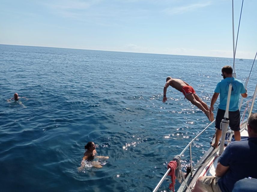 Fuengirola: Dolphin-Watching Sailing Tour with Drinks - Key points before you book