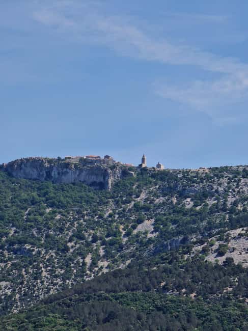 Full day boat-trip Medulin, blue Cave, Cres + dolphin search - Cruising past Hrid Zaglav Lighthouse