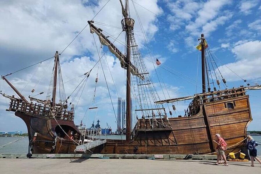 Galveston: Dolphin Watching Boat Tour in Galveston Bay - Starting at Pier 21 in Galveston