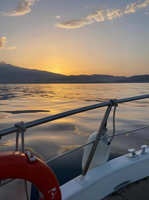 Giardini Naxos: Dolphin Searching Sunset Boat Tour - Sicilian aperitivo with pizza, fruit, and Prosecco