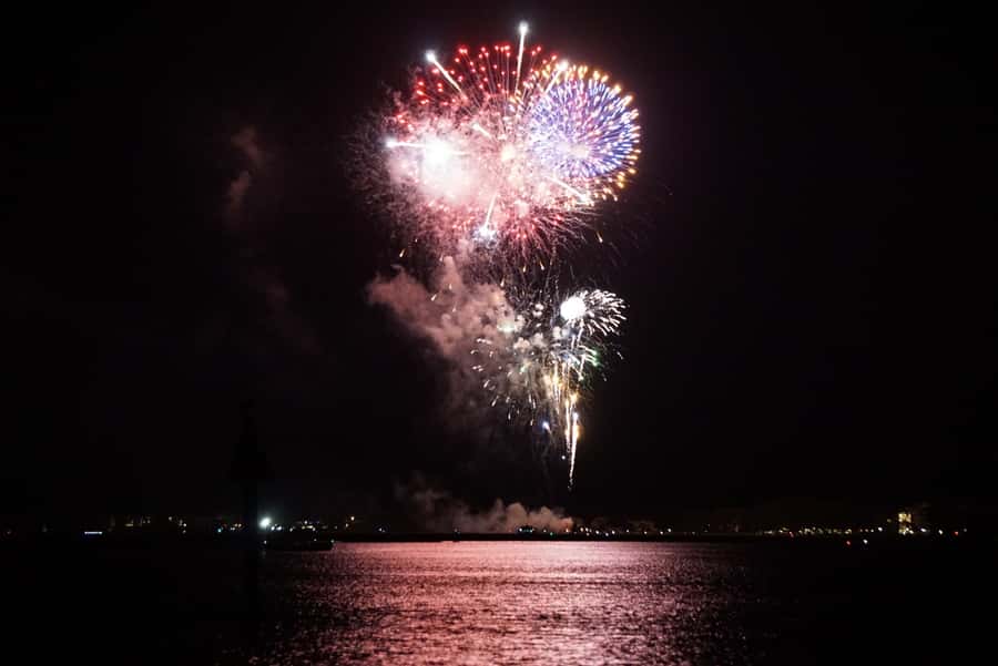 Hilton Head Island: Dolphin Tour at Sunset & Fireworks Show - Meeting at Lowcountry Watersports