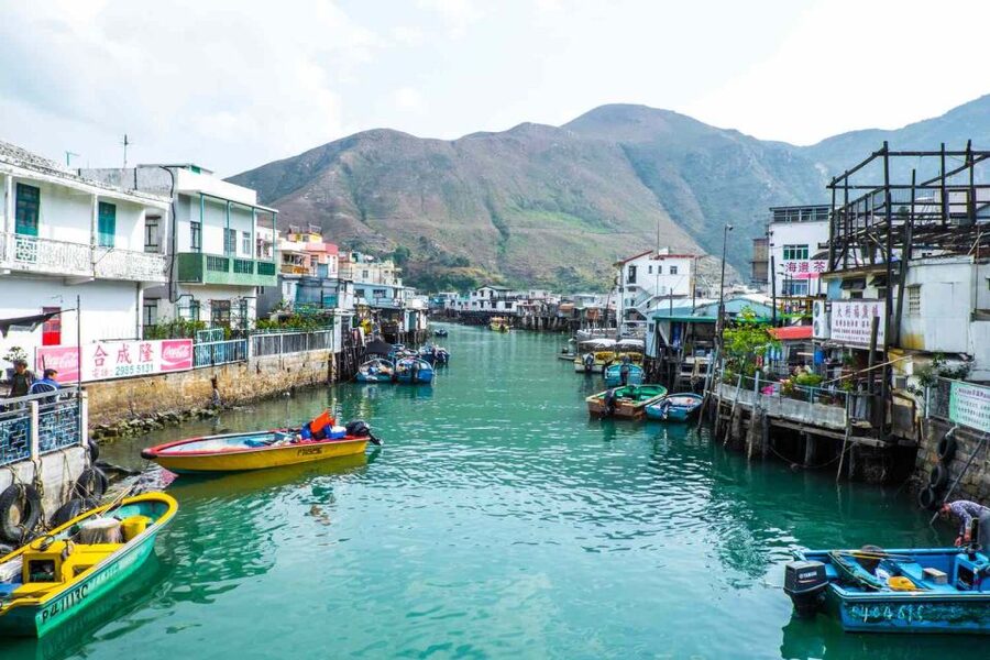 Hong Kong: Dolphin Cruise, Big Buddha & Lantau Island Tour - Meeting the guide and getting across Hong Kong