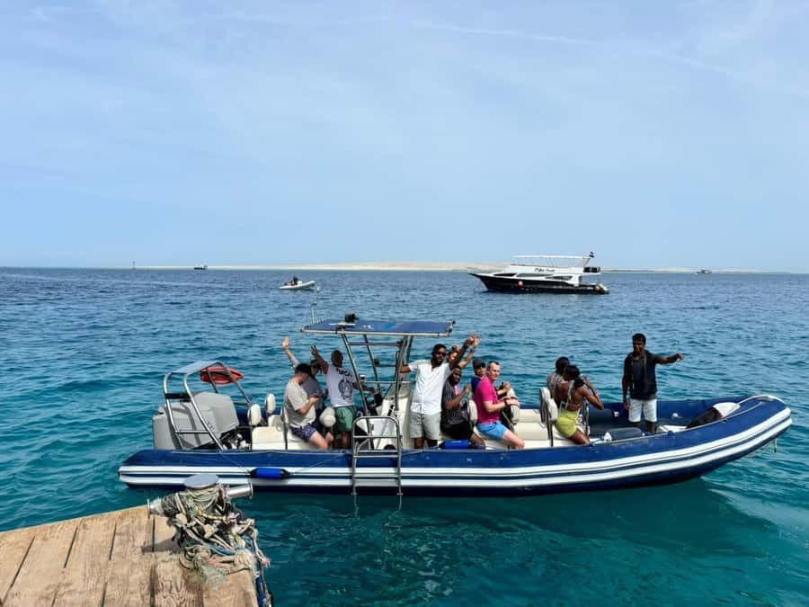 Hurghada: 6 Islands Tour with Dolphin Watching & Snorkelling - What the boat day feels like in practice