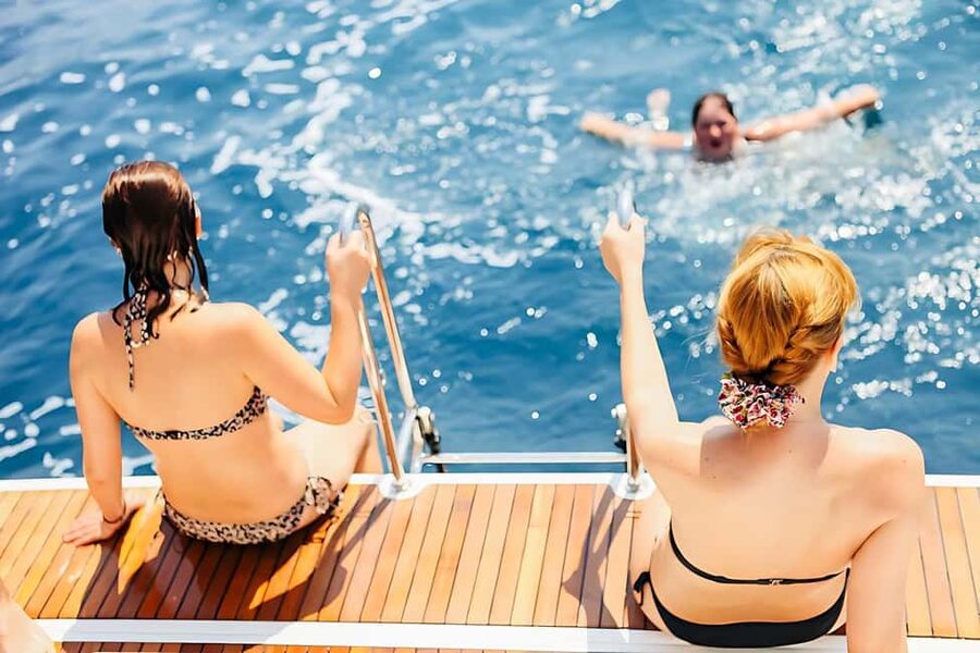 Hurghada: Dolphin Cruise with Snorkeling & Buffet Lunch - The crew and the feel of the day