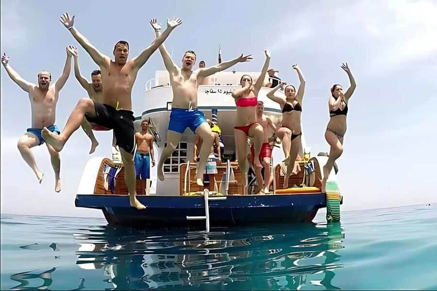 Hurghada: Dolphin Watching Boat Tour with Snorkeling & Lunch - Lunch, soft drinks, and time to rest