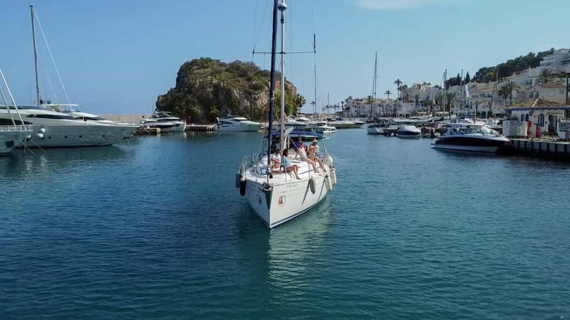 La Herradura: Sailing with a view of dolphins - The people who make the trip work