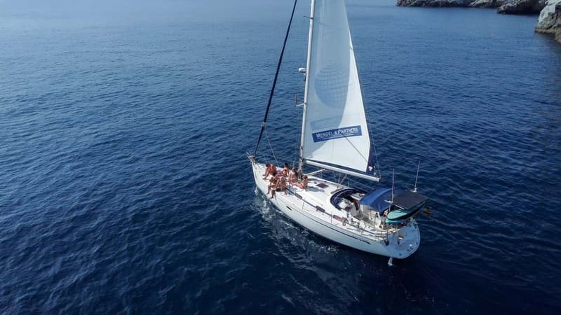 La Herradura: Sailing with a view of dolphins - Leaving Marina del Este and settling into the yacht