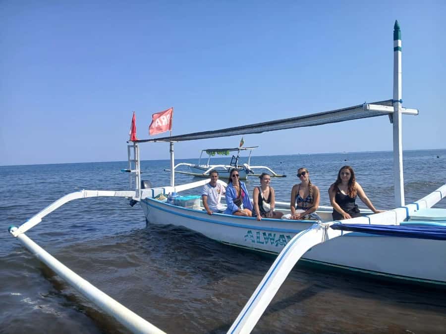 Lovina : SPECIAL FULL TRIP dolphin watch, swim, and snorkel - Boarding the Lovina boat