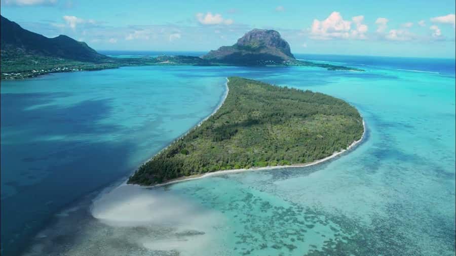 Mauritius: Swim with Dolphins Full-Day with Lunch/Drinks - Speedboat views along the Mauritius west coast