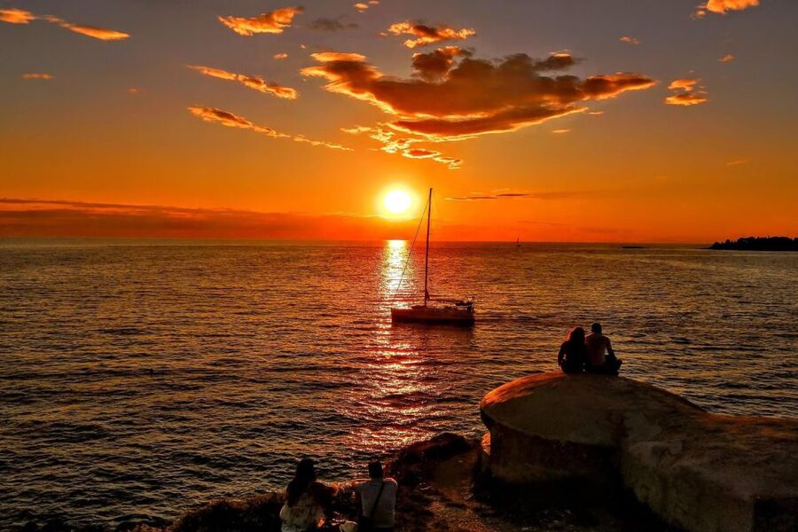 Medulin: Dolphin Sunset Tour 85% chance with Drinks + Dinner - A sunset return to Medulin