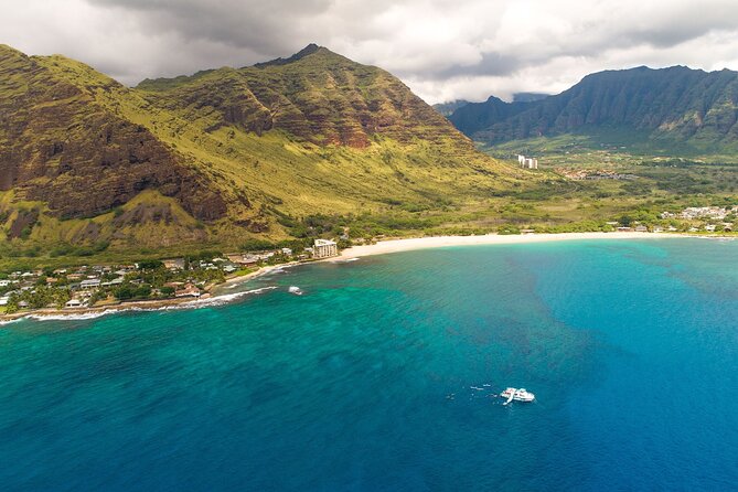Oahu Dolphin and Snorkel Tour with Waikiki Pickup & Lunch - How crowded and comfortable is the boat?