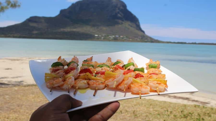 Private Île aux Bénitiers Boat: Dolphin Snorkeling & Lobster - What the $738 group price really buys
