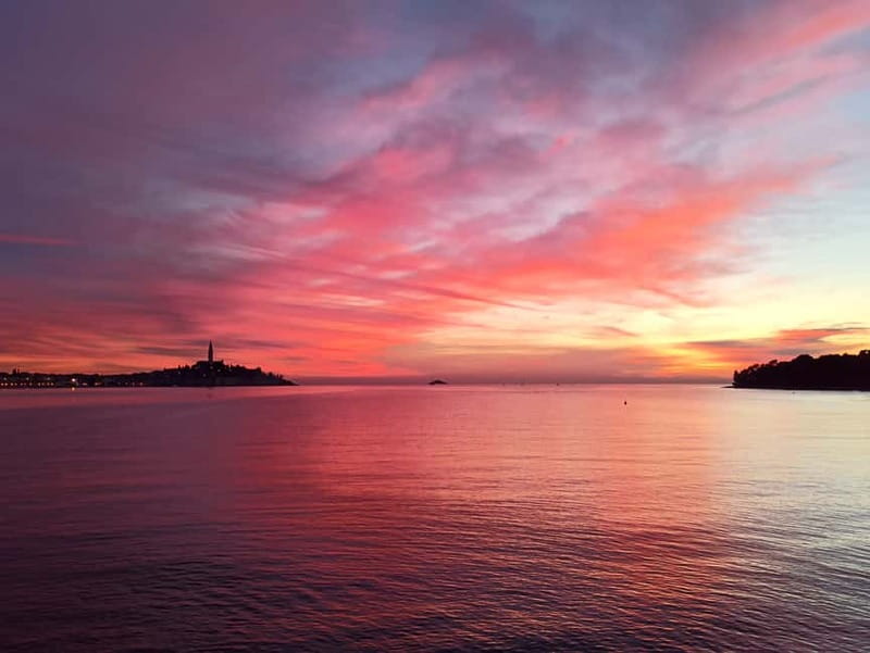 Rovinj: Dolphin Watching Sunset Speedboat Tour with Drinks - Twenty minutes out toward the archipelago