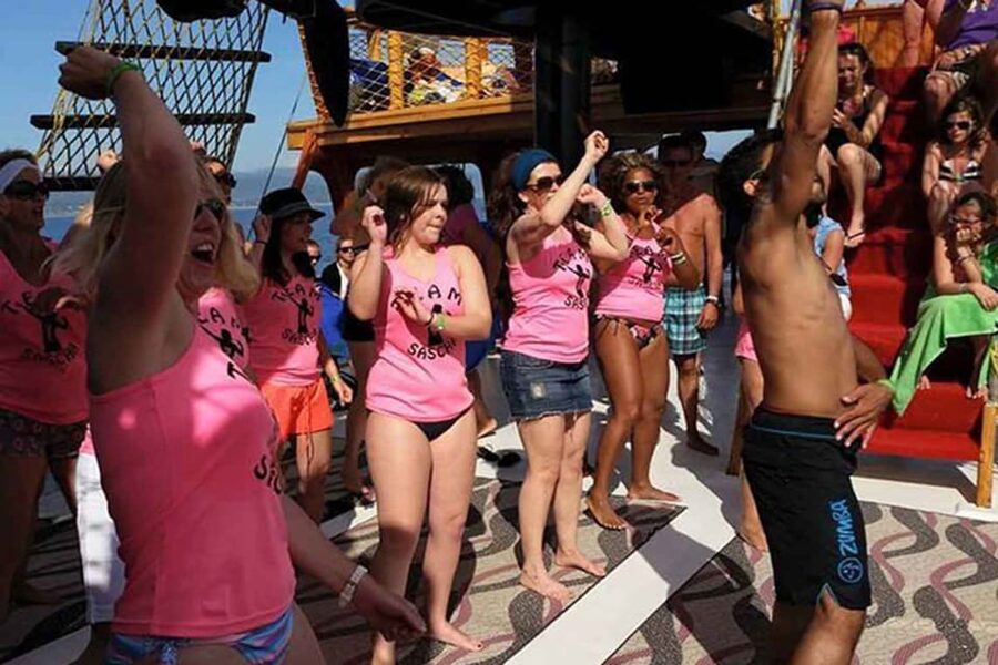 Side: Dolphin Island Boat Tour, Lunch, Sotf Drinks& Swimming - Who should book this Side boat trip?