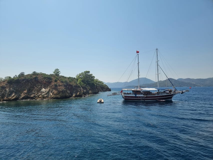 Side: Dolphin Island Boat Tour with BBQ Lunch - BBQ lunch with a simple menu