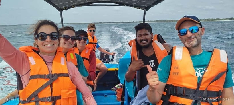 Trincomalee: Dolphin & Whale Watching Boat Tour - Searching for blue and sperm whales
