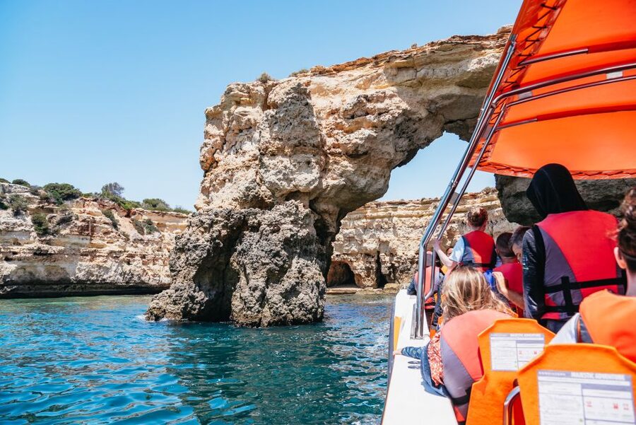 Vilamoura: Benagil Cave Boat Tour with Entry&Dolphin search - Searching for dolphins on the way back