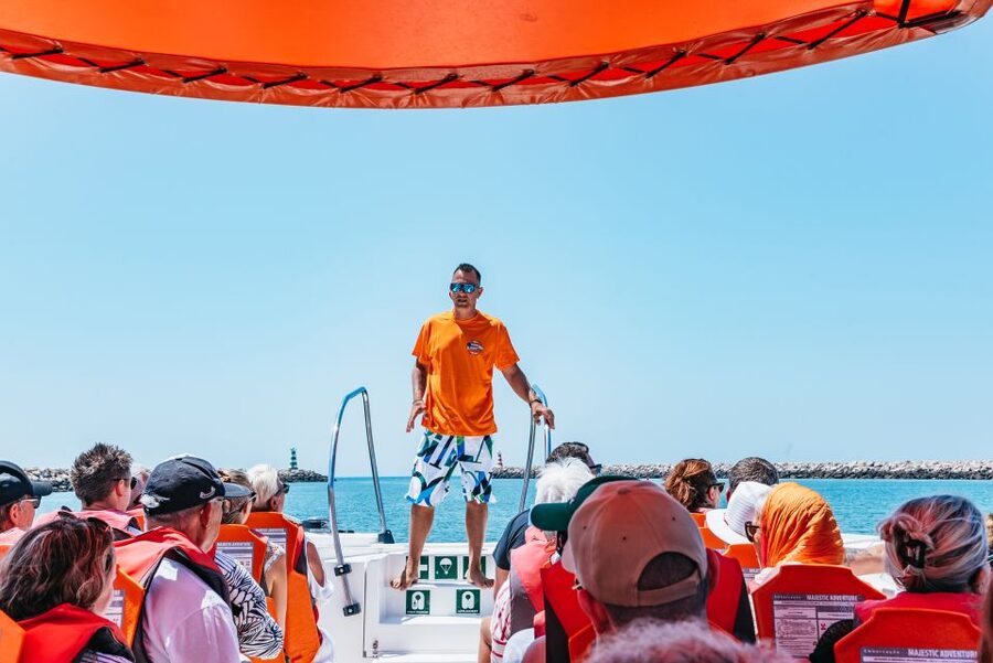 Vilamoura: Benagil Cave Boat Tour with Entry&Dolphin search - Guide commentary and the family experience